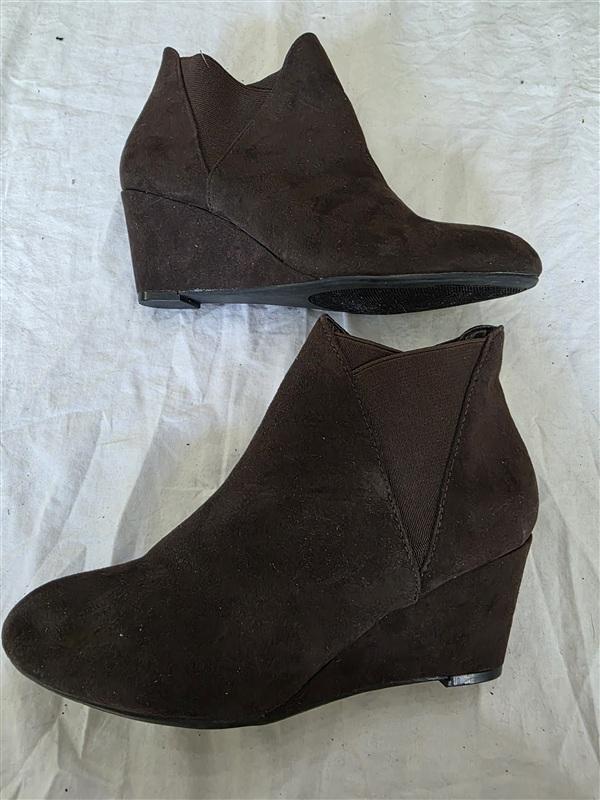 NWOT New Direction 7 Tarby Faux Suede Wedge Brown Bootie 134055