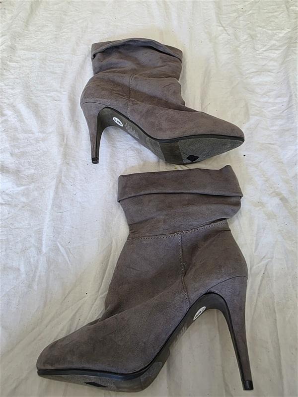 NWOTD EXPRESS 9 Faux Suede Roll Cuff Spiked Heeled Bootie Gray 134061
