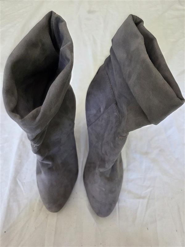 NWOTD EXPRESS 9 Faux Suede Roll Cuff Spiked Heeled Bootie Gray 134061
