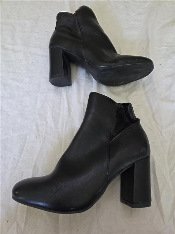 NWOT Mia 7 Carla Faux Leather Side Zip BLack Ankle Boots 134062