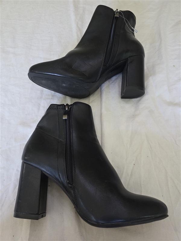 NWOT Mia 7 Carla Faux Leather Side Zip BLack Ankle Boots 134062