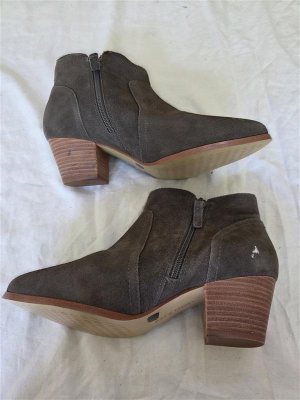 NWOT Violet & Red 7M Carly Bootie Suede Leather Boots Taupe 134065