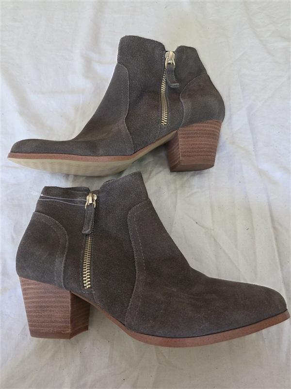 NWOT Violet & Red 7M Carly Bootie Suede Leather Boots Taupe 134065