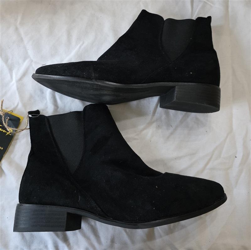 NWT Seven7 size 7 Manhattan Black Faux Suede Pointy Toe Booties Boots 134066