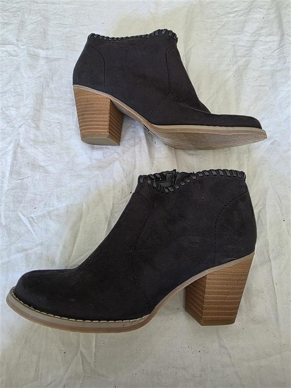 NWOT DV8 Dolce Vita 6 Jace Laced Top Faux Suede Black Bootie 134068