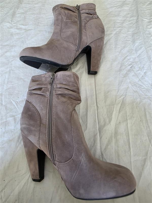 NWOTD Bamboo 8.5 Mozza Faux Suede Spiked Heeled Bootie Taupe 134073