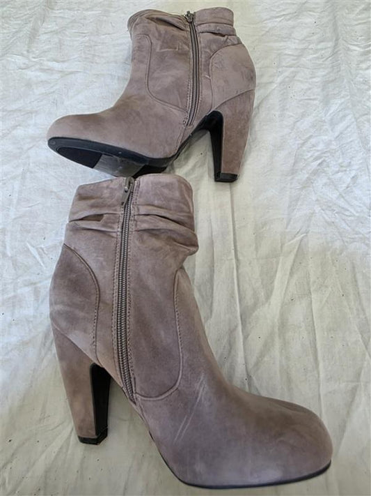 NWOTD Bamboo 8.5 Mozza Faux Suede Spiked Heeled Bootie Taupe 134073