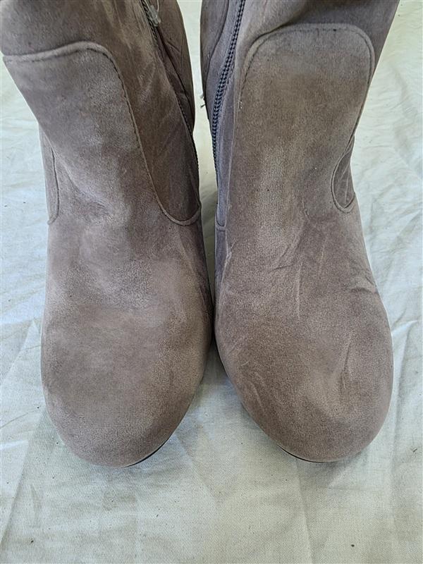 NWOTD Bamboo 8.5 Mozza Faux Suede Spiked Heeled Bootie Taupe 134073