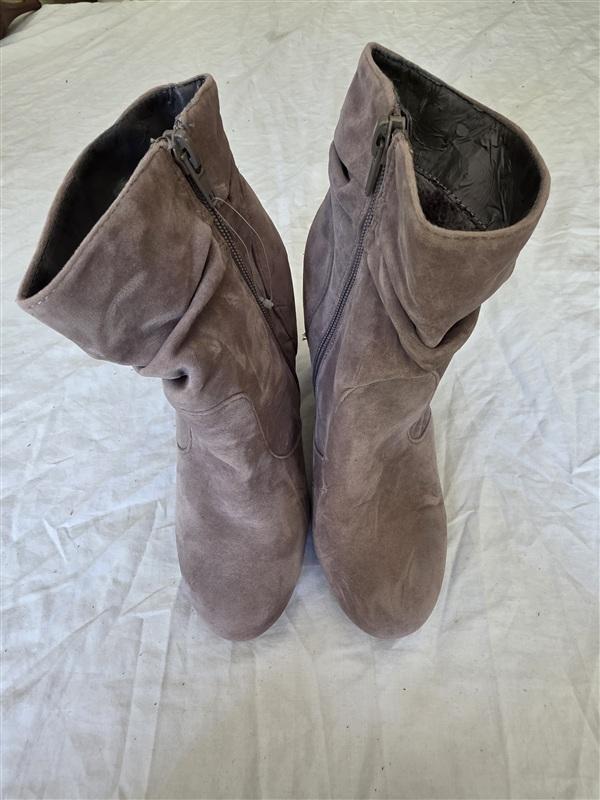 NWOTD Bamboo 8.5 Mozza Faux Suede Spiked Heeled Bootie Taupe 134073