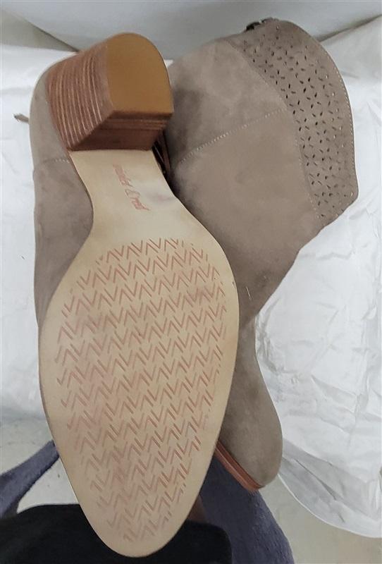 NWOT Violet & Red 7 Jackson Lazer Cut Topline Bootie Faux Suede Boots 134074