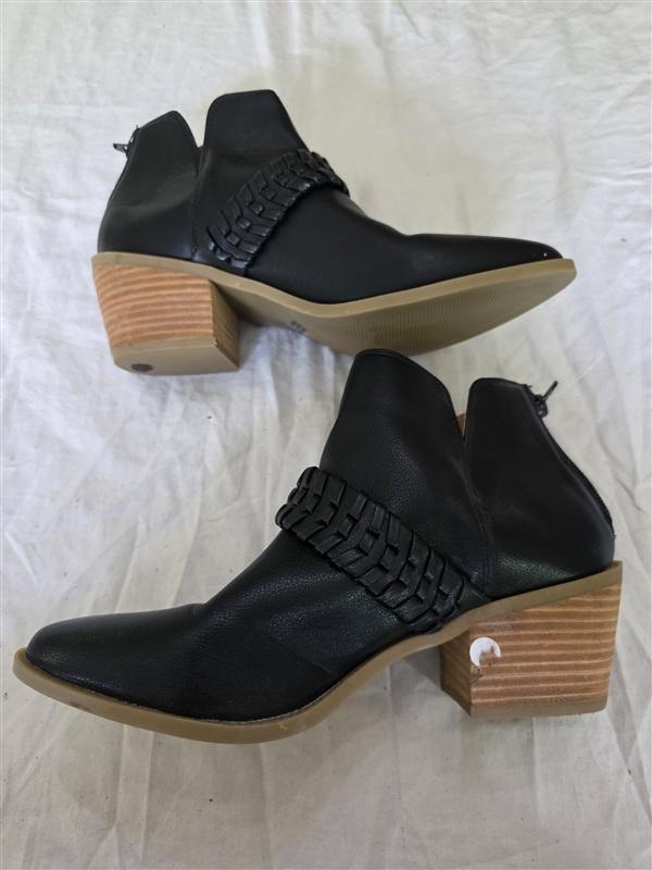 NWOT Dolce Vita 8.5 Orsen Stacked Heel Ankle Boots Braid Belt Black 134079
