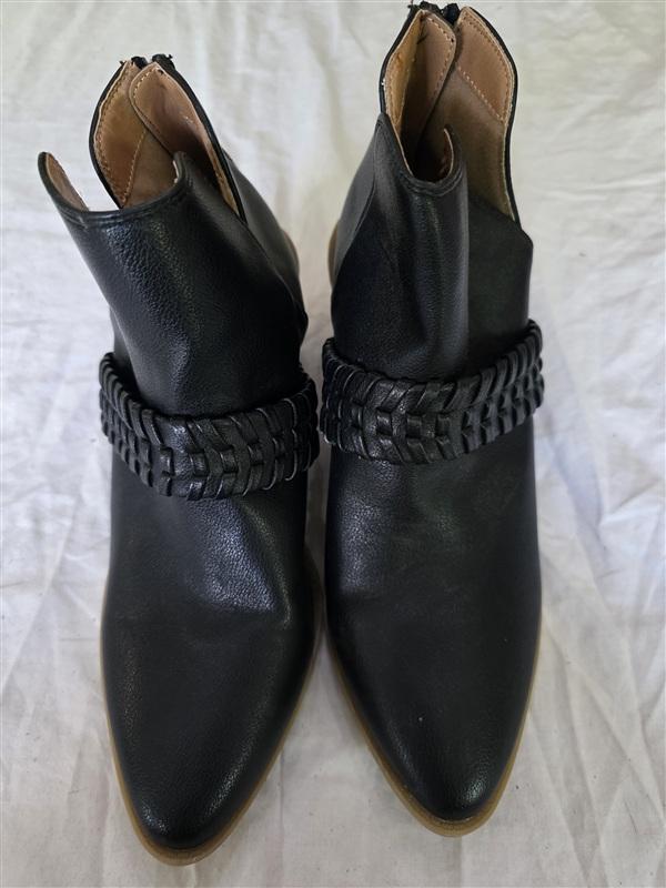 NWOT Dolce Vita 8.5 Orsen Stacked Heel Ankle Boots Braid Belt Black 134079