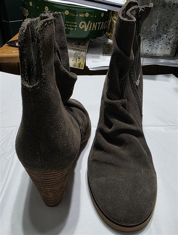 NWOT Diba 7 Gray Suede Wedge Heel Ankle Boots 134081