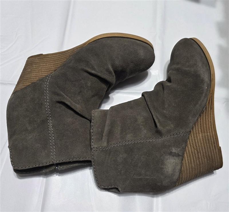 NWOT Diba 7 Gray Suede Wedge Heel Ankle Boots 134081