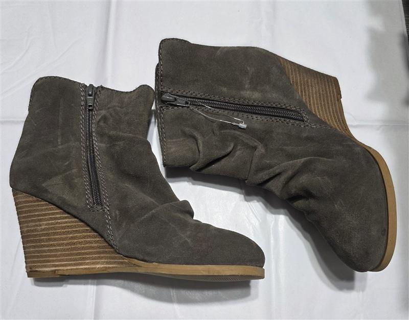 NWOT Diba 7 Gray Suede Wedge Heel Ankle Boots 134081