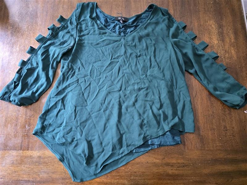 NWOT BCX Medium Teal Green Ladder Sleeve V Neck Overlay Blouse 134270