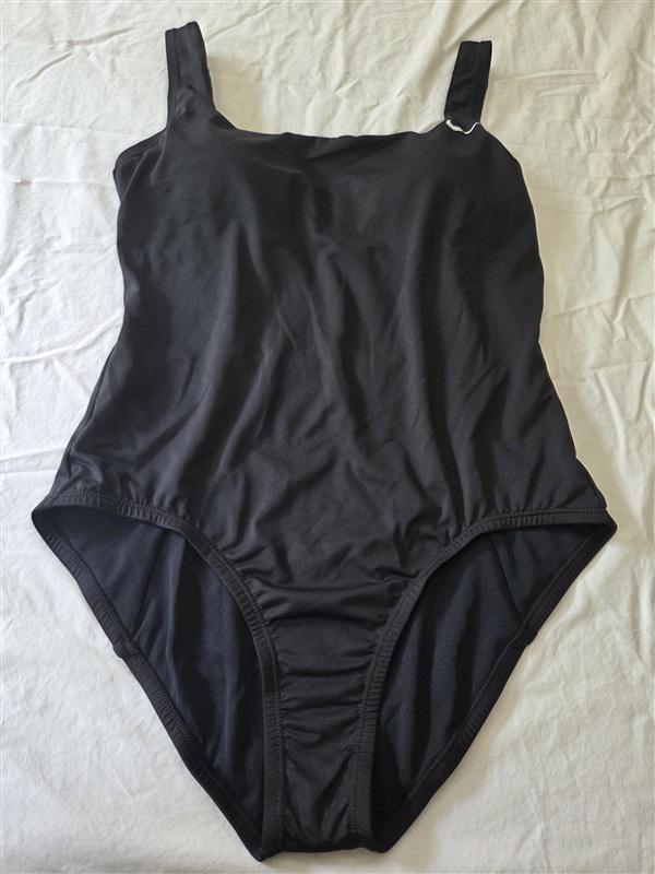NWT Nike M Essential U-Back One-Piece Swimsuit Color Black 134600