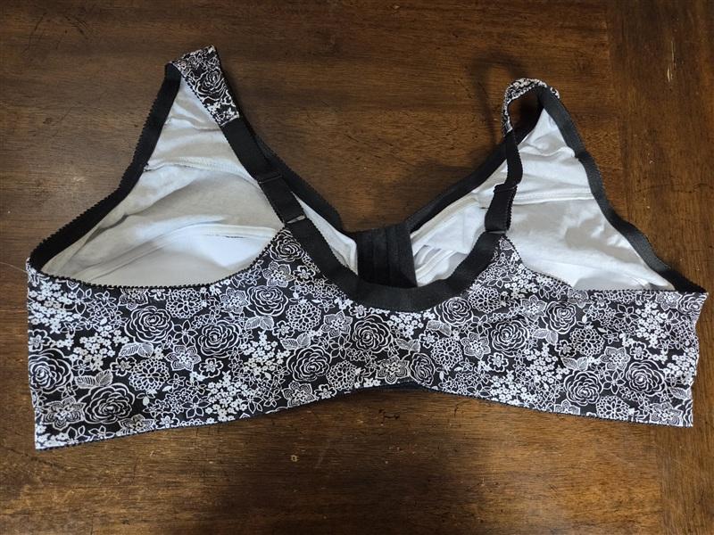 NWOT Comfort Choice 50B Wirefree Front Hook Seamless Bra Black Floral 134710