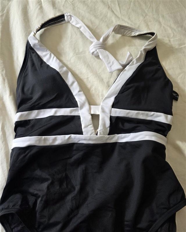 NWOT La Blanca 8 Island Goddess Color Block Halter Mio 1PC Swimsuit Black 134778