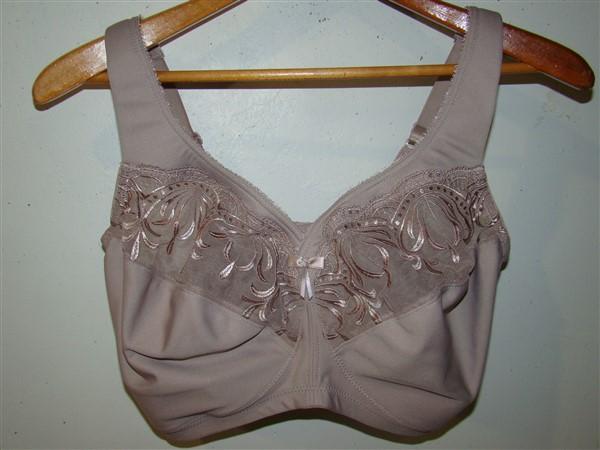 NWOt Glamorise 40G Magic Lift Soft Cup Wireless Bra 1016 Taupe 135739