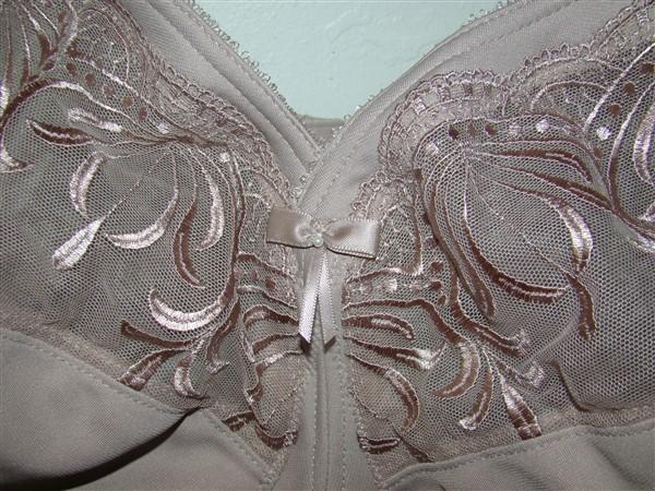 NWOt Glamorise 40G Magic Lift Soft Cup Wireless Bra 1016 Taupe 135739