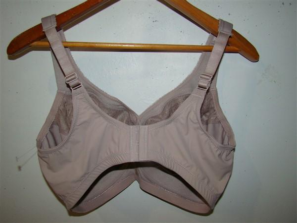 NWOt Glamorise 40G Magic Lift Soft Cup Wireless Bra 1016 Taupe 135739