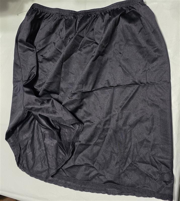 NWOT Vanity Fair Small Half Slip 11760 16" Black Side slit 136009