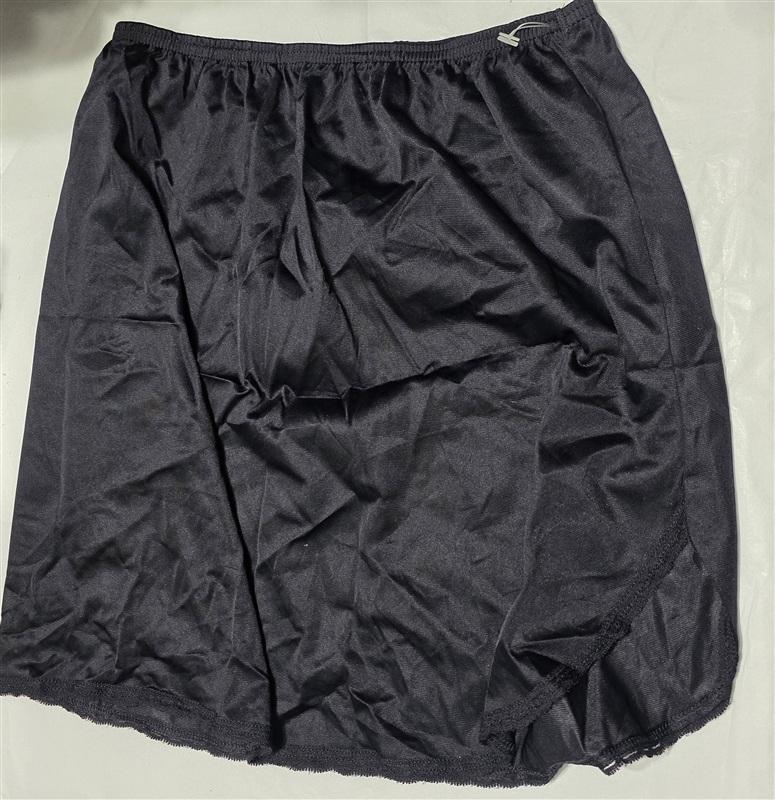 NWOT Vanity Fair Small Half Slip 11760 16" Black Side slit 136009