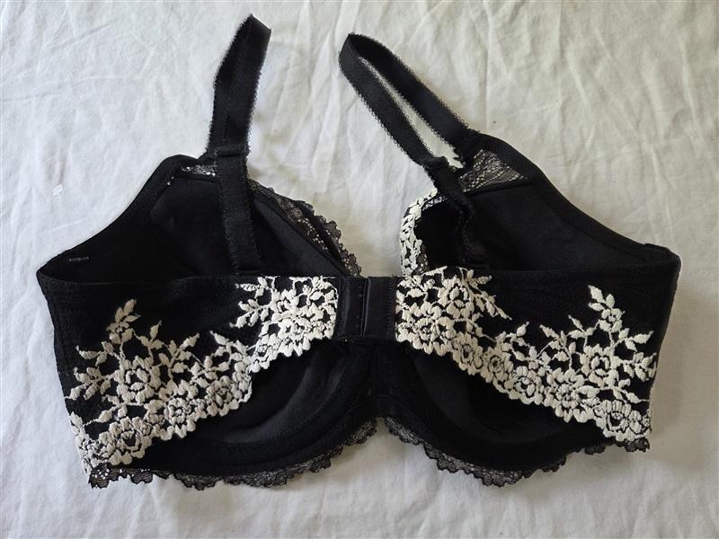NWOT Wacoal 36D Embrace Lace Plunge Underwire Bra 853291 Black 136039