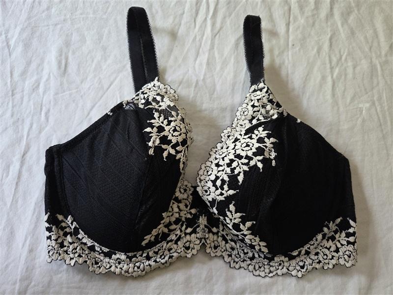 NWOT Wacoal 36D Embrace Lace Plunge Underwire Bra 853291 Black 136039