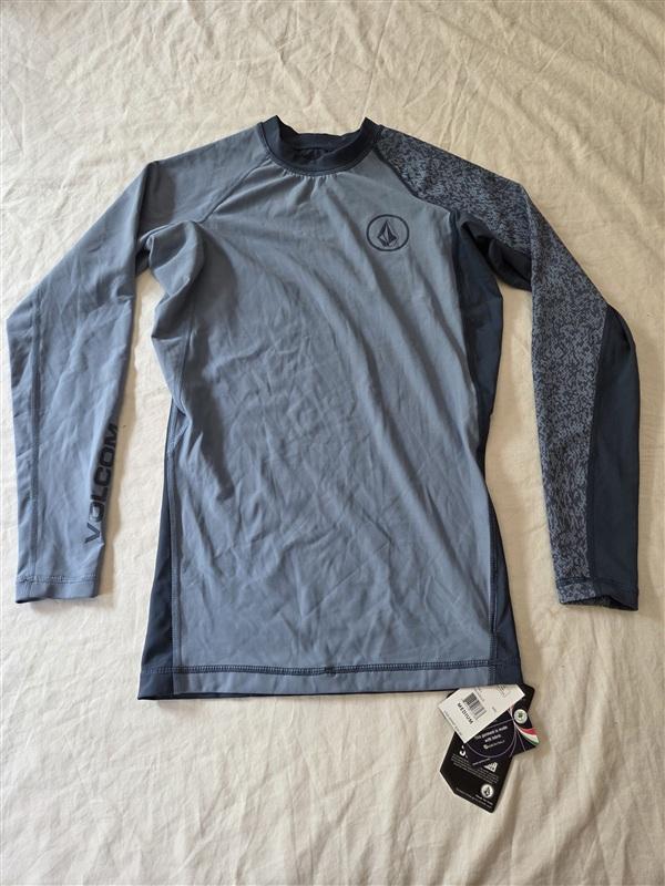 NWT Volcom M Rash Guard Long Sleeve Swim Top Blue +50 136271