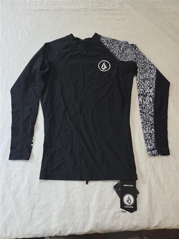 NWT Volcom S Rash Guard Long Sleeve Swim Top Black +50 136276