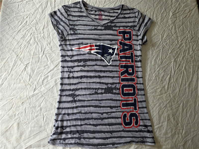 NWOT NFL Team L New England Patriots Juniors V Neck Rhinestone T Shirt 136755