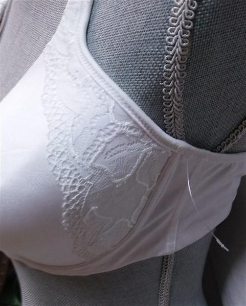 NWOT Bali 40D One Smooth U Lace Wireless Bra 6546 White #93269
