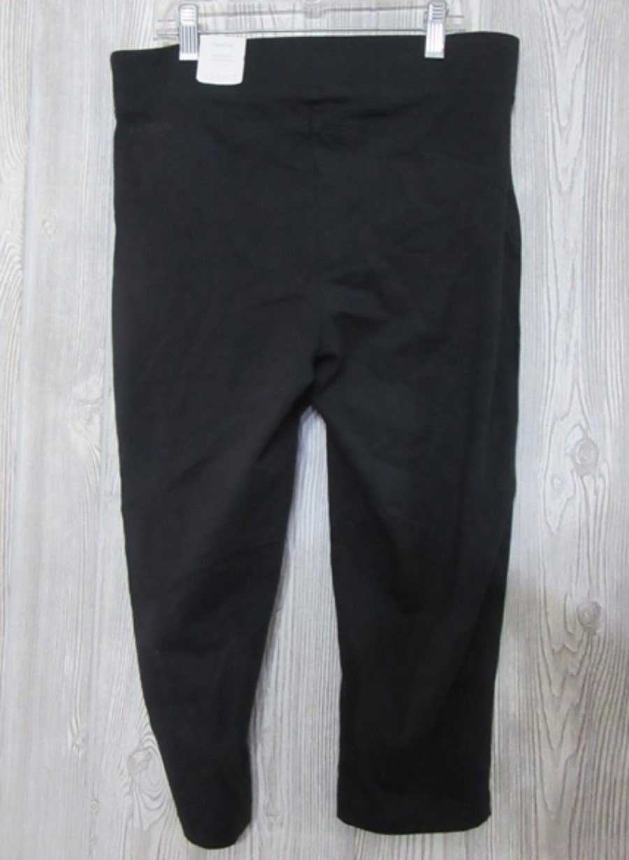 NWT Esprit M Tight Fit Leggings Capri Black 98394